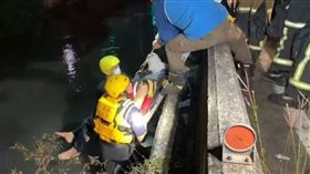 ▲大圳調節水量讓水位降低、水勢減緩，邱男卡在溝渠中，幸運撿回一命。（圖／翻攝畫面）
