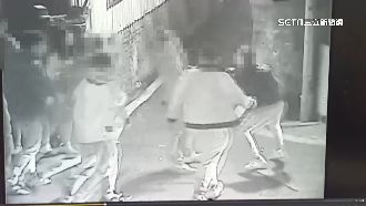 醉漢酒吧上演全武行！警察到場上銬