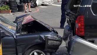 超驚險！轎車冒煙衝撞5車險撞行人