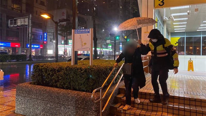 視障男枯坐捷運站6小時　警助他返家