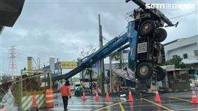 吊車翻覆,捷運工地,工安意外,桃園,翻攝畫面