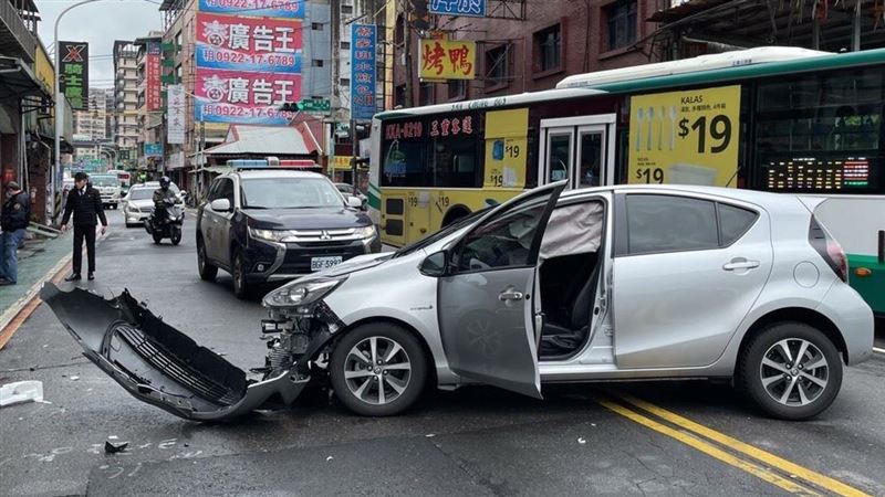 下班保全駕車撞6機車　「下巴」掉了