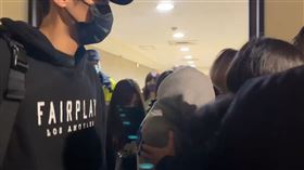 明金成遺孀林沛締（灰衣者）今現身二殯，在旁人攙扶下前行。（圖／記者林明柔攝影）