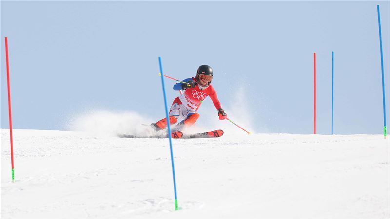 北京冬奧閉幕　滑雪小公主李玟儀掌旗