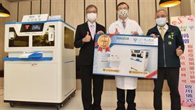 疫苗注射更安全快速  奇美醫學中心發表2新機群創光電和奇美醫學中心9日發表合作開發的「智能疫苗劑量分裝機」及「BNT疫苗瓶翻轉機」，以自動化設備讓疫苗施打更安全快速。（奇美醫學中心提供）中央社記者張榮祥台南傳真  111年2月9日