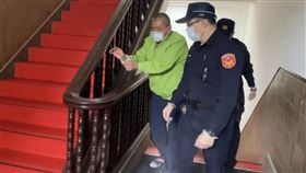 緬甸華裔男縱火害9命  更三審出庭應訊緬甸華裔男子李國輝（左）縱火導致9人身亡，高院更三審9日下午開庭，在押的李國輝於法警戒護下出庭，並於通譯陪同下接受訊問。中央社記者劉世怡攝  111年2月9日