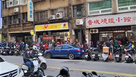 新莊燒臘老店將歇業！排隊人潮炸街　網酸：搞得像開幕一樣。（圖／翻攝自愛新莊我是新莊人）