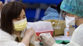民眾前往中油中崙球場打疫苗（2）國內COVID-19疫情持續，台北市政府在中油中崙球場提供BNT疫苗追加劑接種服務，9日上午許多民眾到場捲起袖子打疫苗。中央社記者謝佳璋攝  111年2月9日
