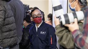 國民黨中常會  朱立倫出席國民黨9日下午在中央黨部舉行中常會，將討論縣市長提名辦法等議題，黨主席朱立倫（中）出席主持。中央社記者謝佳璋攝  111年2月9日