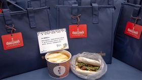 隔離獲蔡總統打氣字卡與台味小吃 女足球員好感動（圖／翻攝自蔡英文臉書）