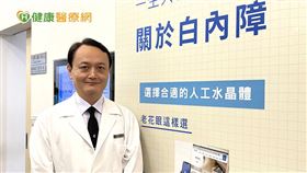 蘇俊峰院長補充，近年來白內障手術除了超音波之外，也出現新一代「飛秒白內障雷射」，以飛秒雷射設備協助分割硬化水晶體，讓手術進行更快速，使用能量也較超音波來的低，術後較不易因能量過高產生水腫的現象。