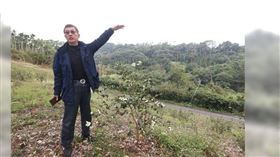 ▲蔡永富因為家人健康因素意外跨足苦茶油市場，為種植油茶樹砍伐了數萬棵檳榔樹。（圖／CTWANT）