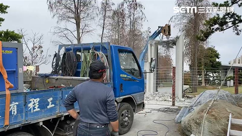 賣不賣都得拆！顏家違建莊園大門拆光