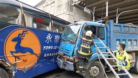 台中外埔水美路，遊覽車撞砂石車，8人傷