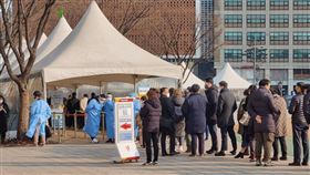 韓國單日COVID-19確診人數新增5萬4122例，連續創下新高紀錄。圖為民眾在首爾市政廳前檢測站排隊採檢。（圖／中新社）
