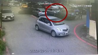 誤將油門當剎車踩！7旬嬤暴衝撞9車