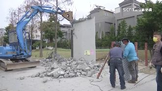 顏家沙鹿豪宅真開拆　怪手進駐拆大門