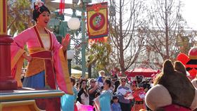 暌違2年 加州迪士尼樂園花木蘭遊行重新登場去年因為疫情而停辦，加州迪士尼樂園的農曆春節慶典今年恢復舉行，招牌活動「花木蘭遊行」吸引遊客圍觀。中央社記者林宏翰洛杉磯攝 111年1月23日