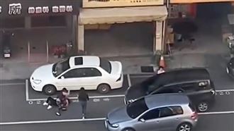 紅線停車也要　台中2大媽上演全武行