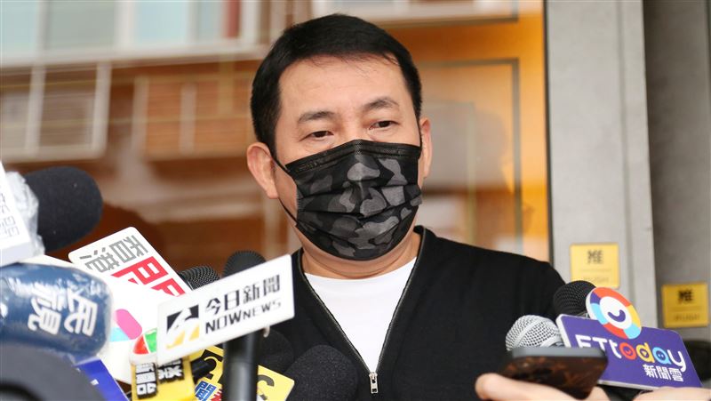 揭明金成經濟　屈中恆怕遺孀自責
