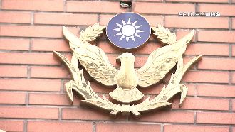 嗆派出所「有牌流氓」　女被判免訴