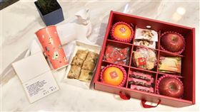 行政院長蘇貞昌送上飲料與美味餐點慰問台灣女足代表隊。（圖／翻攝自蘇貞昌臉書）