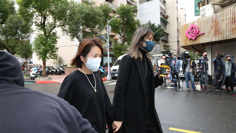六月待靈堂8小時　庹宗康派友陪遺孀