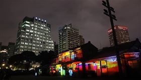 台北市政府與南山人壽共同贊助支持的《LIGHT UP 南村有光》，增添四四南村夜晚魅力。(左起)南山人壽代理總經理范文偉、台北市副市長黃珊珊、南山人壽副董事長尹崇堯、台北市長柯文哲、影像設計師孫瑞鴻。（圖／南山人壽提供）