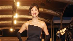 Janet（謝怡芬）的禮服正面看起來偏保守，僅在下半身開了高衩，但一轉側面不得了，渾圓胸型全部看光光。（記者邱榮吉/攝影）