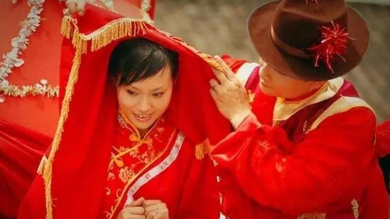 上聯「原配夫妻腳挨腳」！下聯超寫實