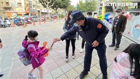 開學首日！三重警啟動「護童勤務」　路口指揮保安全（圖／翻攝照片）