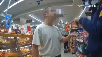 不戴口罩又嗆警！男子肉身擋警車