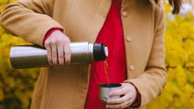 ▲大老闆聯盟節目上做耐酸鹼實驗，骨瓷杯連倒入鹽酸都沒問題。（圖／業者提供）