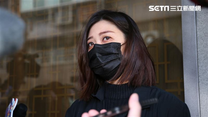 林逸欣赴明金成靈堂　哭到眼腫難說話