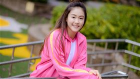 ▲文姿云穿上奈良美智特展體育服。（圖／大鴻藝術提供）