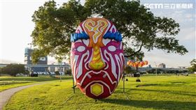 ▲「廟埕搬戲」的官將首臉譜藝術燈。（圖／三立新聞網）