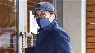 許傑輝曾幫明金成黏鬍子　不捨追憶