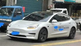 牙醫診所開特斯拉專車接送「賺很大？」 網友：利潤超乎想像(圖/翻攝自爆廢公社)
