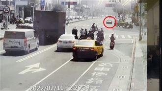 彰銀搶匪超丟臉　手槍解體遭椅子痛砸