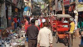 印度德里月光市集印度德里首都轄區最近兩天COVID-19病例激增，逾8成驗出感染Omicron變異病毒株。若情況加劇，德里當局可能封城。圖為德里月光市集人潮。中央社記者林行健新德里攝  111年1月3日