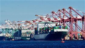 2021年12月出口連18紅（1）財政部7日公布2021年12月出口達407.2億美元，創歷年單月次高，年增23.4%，連18紅。中央社記者董俊志攝  111年1月7日