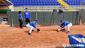 ▲富邦悍將李宗賢與王勝偉（右）春訓基礎練習。（圖／記者蕭保祥攝影）