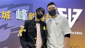 張智峰加盟桃園雲豹（3）台灣職籃聯盟T1 League桃園雲豹11日在台北舉行「眾智成城 峰豹再起」加盟記者會，宣布已退役籃球好手張智峰（右）正式加入球隊，張智峰妻子、藝人嚴立婷（左）也陪同出席。中央社記者王飛華攝  111年2月11日