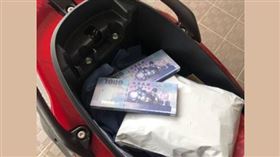 網友將千元大鈔造型的巧克力放在機車車廂內，引起一旁阿伯關注。（圖／翻攝自爆廢公社臉書）