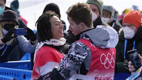 平野步夢贏偶像懷特奪雪板金牌，賽後相擁祝福。（圖／美聯社／達志影像）