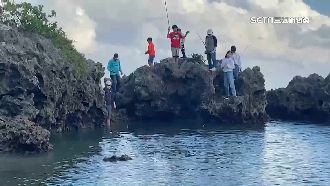 獨／戲水秘境亂象多　遊客違規垂釣