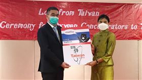 駐泰國代表處捐贈製氧機給泰方駐泰國代表處副代表徐蔚民（左）11日代表中華民國外交部將200台製氧機捐贈給泰國公共衛生部，公共衛生部由常務次長辦公室副主任蘇里婉（Suriwan  Thaiprayoon）（右）代表受贈。中央社記者呂欣憓曼谷攝  111年2月11日