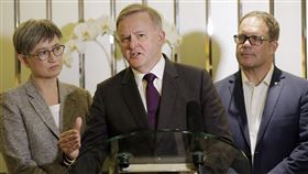 ▲工黨領導人艾班尼斯（中）表示，他相信黨籍候選人都沒有妥協。（圖／美聯社／達志影像）