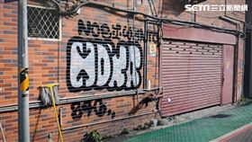 北市陳男在社區大樓外牆噴漆塗鴉遭警方裁罰。（圖／翻攝畫面）