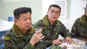 金防部政戰主任劉強華少將（左）2021年底疑涉違反營外男女分際，遭調任陸軍委員。（圖／翻攝自陸軍金門防衛指揮部FB）